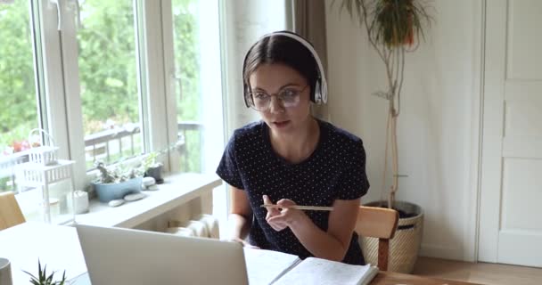 Estudante usa laptop conversando com companheiro estudando por videochamada — Vídeo de Stock