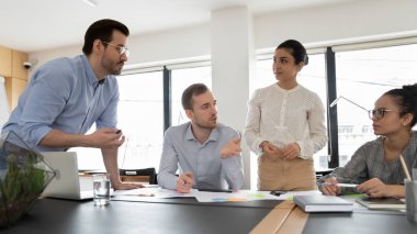 Ofisteki ekip toplantısında çok ırklı çalışanların beyin fırtınası