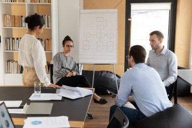 Çok ırklı çalışanlar toplantı odasında fikir alışverişinde bulundu.