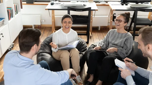 Gülümseyen çok ırklı çalışanlar ofiste takım çalışmasında iyi eğlenceler.