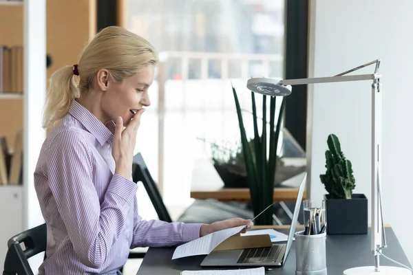 Feliz mujer caucásica sorprendida por las buenas noticias en la carta — Foto de Stock