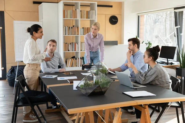 Multiethnic businesspeople brainstorm at team meeting in office — Stock Photo, Image