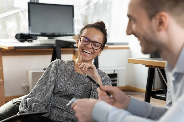 Diversos colegas felizes têm divertido brainstorming no escritório — Fotografia de Stock