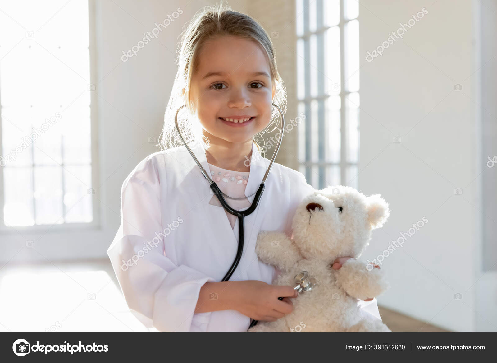 頭ショットポートレート笑顔可愛いです女の子ふり医師 ストック写真 C Fizkes 頭ショットポートレート笑顔可愛いです女の子ふり医師 ストック写真 C Fizkes
