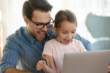 Baba ve küçük kızının dizüstü bilgisayara bakması sürpriz oldu.