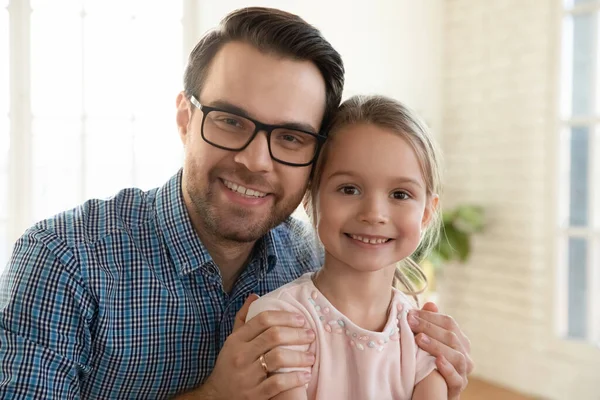 Портрет голови, усміхнений батько в окулярах і маленька дочка — стокове фото