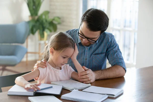 思いやりのある父助けて動揺小さな娘とともに学校の宿題 — ストック写真