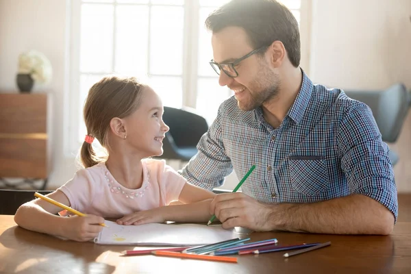 Feliz padre e hija disfrutando del tiempo libre juntos — Foto de Stock