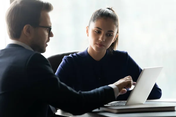 Dos empresarios discutiendo detalles del proyecto en línea . — Foto de Stock