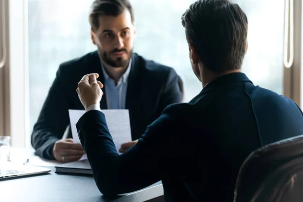 Joven hombre motivado compartir experiencia laboral con hr manager . —  Fotos de Stock