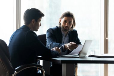 Toplantıda istatistik verilerini analiz eden gülen çalışanlar.