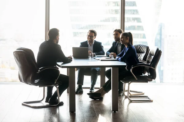 Felices colegas diversos hr equipo de la celebración de entrevista de trabajo con el candidato . — Foto de Stock