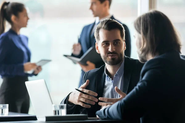 Dos gestores masculinos discutiendo solución problema proyecto . —  Fotos de Stock