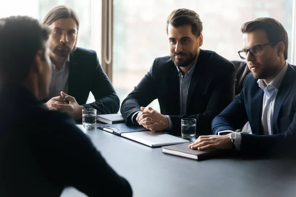 Aufmerksame, selbstbewusste hr-Manager hören Jobsuchenden zu. — Stockfoto