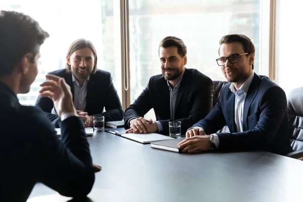 Equipo sonriente de reclutadores profesionales satisfechos con el solicitante experimentado . —  Fotos de Stock