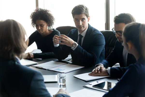 Мужчина-менеджер обсуждает маркетинговую стратегию со смешанными партнерами
.