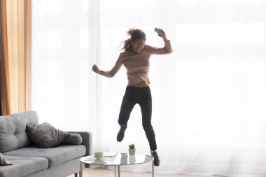 Online galibiyetle heyecanlanan aşırı neşeli beyaz kadın.