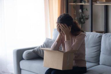 Mutsuz genç kadın kalitesiz internet siparişi yüzünden hayal kırıklığına uğradı