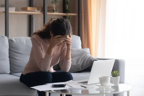 Overstuur jonge vrouw gefrustreerd met financiële problemen — Stockfoto