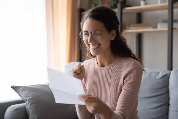 Mujer joven feliz emocionado con buenas noticias en la carta de correos —  Fotos de Stock