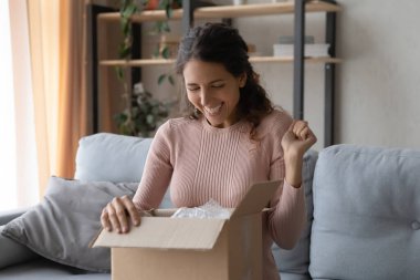 Heyecanlı bin yıllık kız posta paketinden memnun.