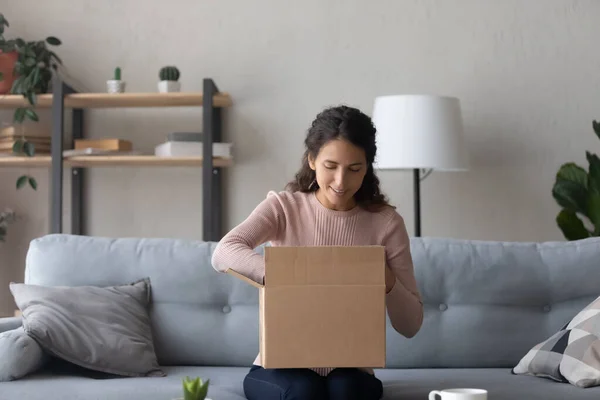 Feliz mujer caucásica hacer desembalaje en casa —  Fotos de Stock