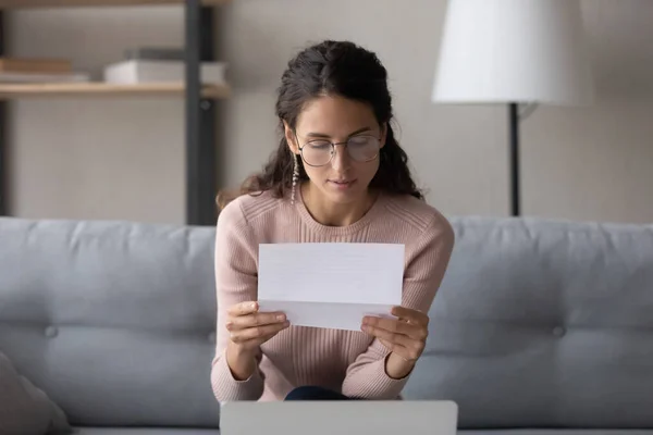 Ung kaukasisk kvinna läste pappersarbete brev hemma — Stockfoto