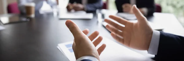 Projectleider gesticulate handen tijdens het praten tijdens vergadering, close-up — Stockfoto