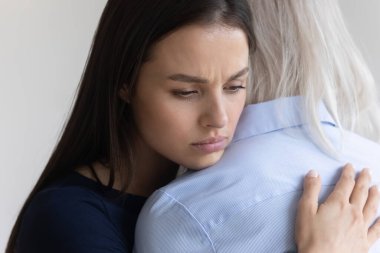 Kız, yaşlı anneyi kucaklıyor. Acınacak halde. Yakından bakıyor.