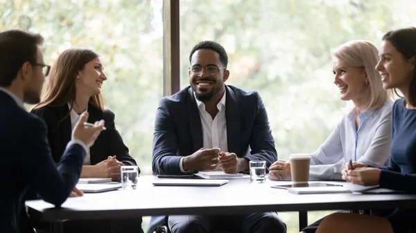 Cinco miembros del personal multiétnico de la empresa se reúnen para planificar proyectos futuros — Foto de Stock