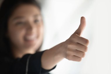 Kadın müşterinin kapanışı. Başparmağını kaldır.