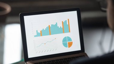 Finansal grafik ve diyagramlarla dizüstü bilgisayarın ekranını kapat