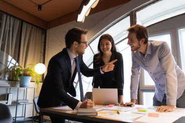 Heyecanlı çeşitli meslektaşlar toplantıda beyin fırtınası yaparken iyi eğlenceler.