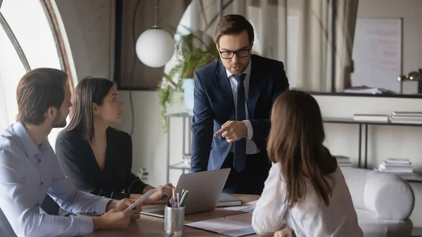 Empresarios multirraciales trabajan juntos en la sesión informativa de oficina — Foto de Stock