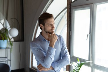 Düşünceli beyaz adam, mesafeli bak. Düşünüyor ya da düşünüyor.