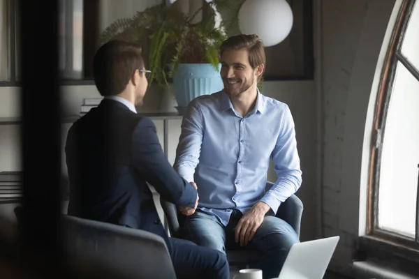 Lächelnde Geschäftsleute lernen sich beim Briefing kennen — Stockfoto