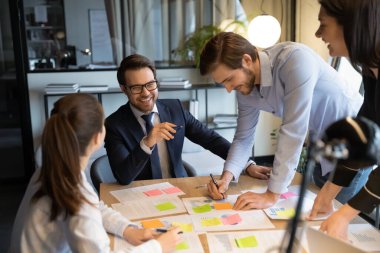Mutlu meslektaşlar toplantıda mali evrakları tartışırken iyi eğlenceler.