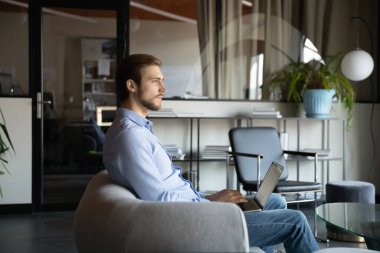 Kafkasyalı işadamı ofis bilgisayarından kafasını dağıttı.