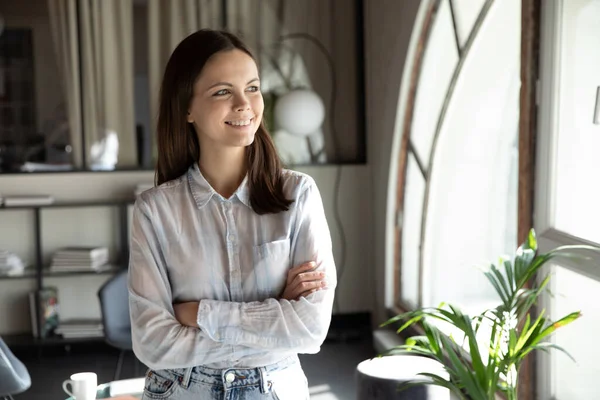 Leende kaukasiska kvinna titta i avstånd visualisera eller tänka — Stockfoto