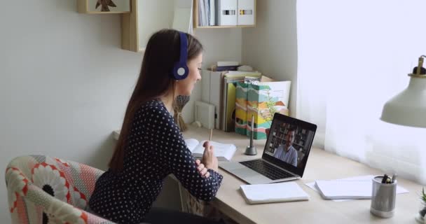 Žena nosit sluchátka mluvit s učitelem používat notebook videokall — Stock video