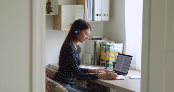 Menina estudando uso de notas de escrita biblioteca on-line fazer análise de material — Vídeo de Stock