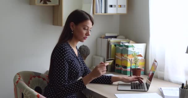 Kvinnliga köp på internet använder kreditkort och webshop tjänster — Stockvideo