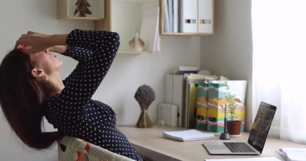 Meisje bereiken essay rusten leunde op comfortabele stoel voelt zich tevreden — Stockvideo