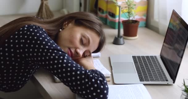 Крупним планом перевантажена студентка занадто втомилася заснула за столом — стокове відео