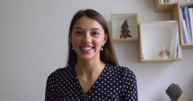 İş görüşmesi sırasında soruları video çağrısı ile cevaplayan kadın