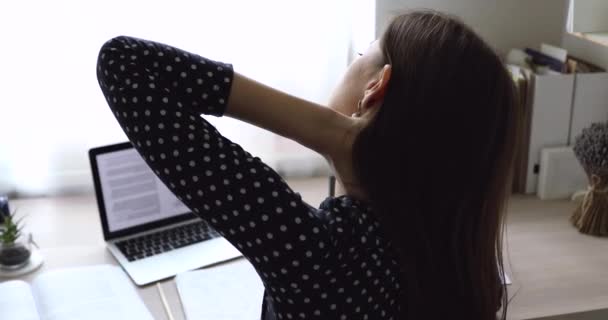 Müde Frau sitzt am Schreibtisch und massiert angespannte Muskeln — Stockvideo