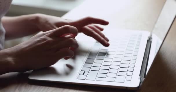 近距离观察女性手在笔记本电脑上打字的情况 — 图库视频影像