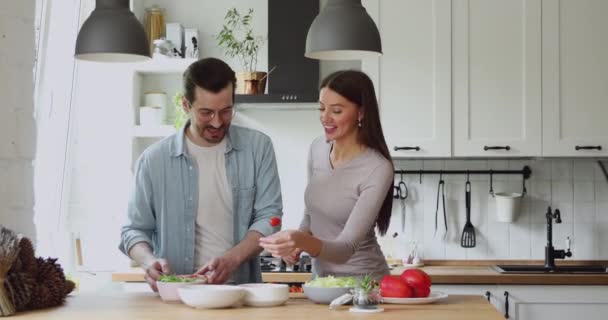 モダンなキッチンでロマンチックなカップルは会話と調理プロセスを楽しむ — ストック動画