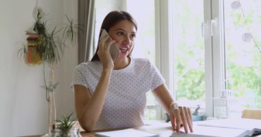 Akıllı telefonlu bir kadın arkadaşıyla dedikodu yapıyor. Haberleri paylaşıyor.