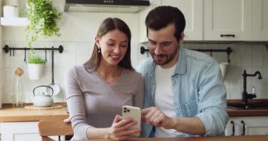 Akıllı telefonlardan gelen harika haberleri kutlayan çift.